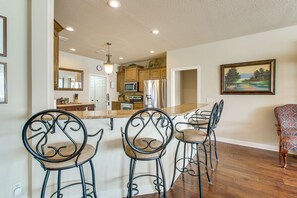 Geladeira, micro-ondas, cooktop, lava-louças