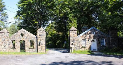 Beautiful, Lake Side Private Suburban Home Away from Home!