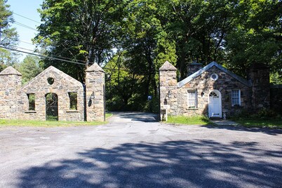 Beautiful, Lake Side Private Suburban Home Away from Home!