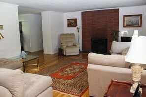 4 bedrooms, desk, iron/ironing board, WiFi - Beautiful, Lake Side Private Suburban Home Away from Home! (Armonk)