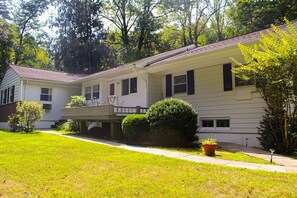 Exterior - Beautiful, Lake Side Private Suburban Home Away from Home! (Armonk)