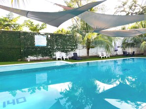 Ulkouima-allas, aurinkovarjoja, aurinkotuoleja