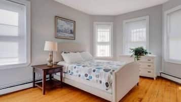 8 bedrooms, iron/ironing board, WiFi, bed sheets