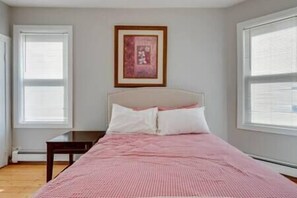 8 habitaciones, tabla de planchar con plancha, wifi y ropa de cama 