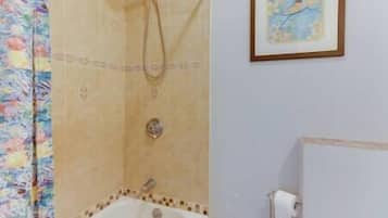 Bathtub, free toiletries, hair dryer