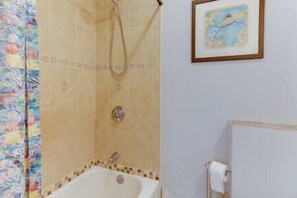 Badewanne, kostenlose Toilettenartikel, Haartrockner