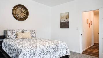 3 bedrooms, desk, iron/ironing board, travel crib