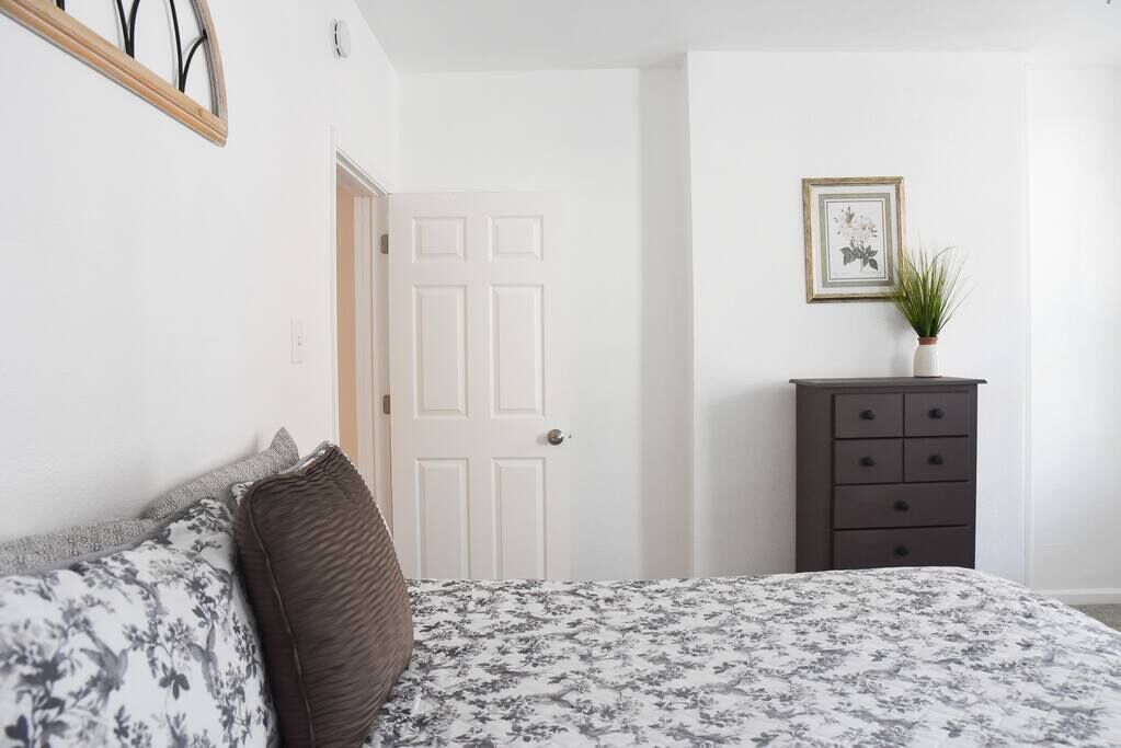 2 habitaciones, escritorio y tabla de planchar con plancha 