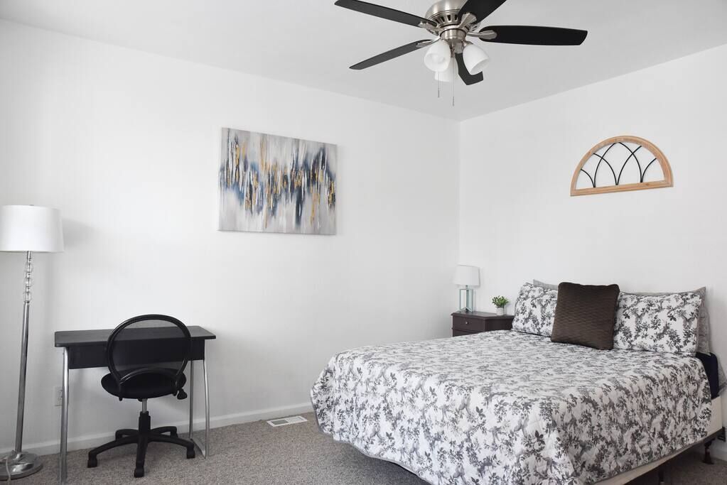 2 habitaciones, escritorio y tabla de planchar con plancha 