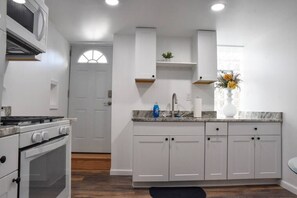 Fridge, microwave, oven, stovetop - Charming Retreat-Private Parking & Prime Location (Pittsburgh)