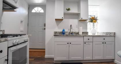 Charming Retreat-Private Parking & Prime Location