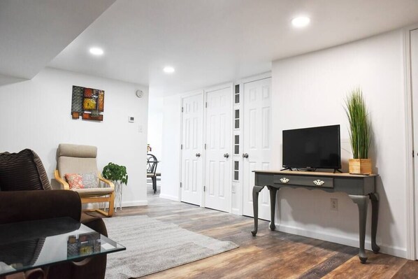 TV, offices - Charming Retreat-Private Parking & Prime Location (Pittsburgh)