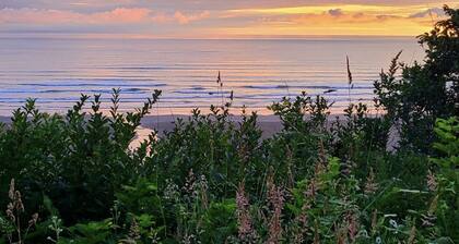 EASY BREEZY Cottage Seabrook WA! Dog friendly w/ Hot Tub