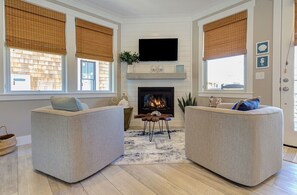 Smart-tv, een open haard en boeken