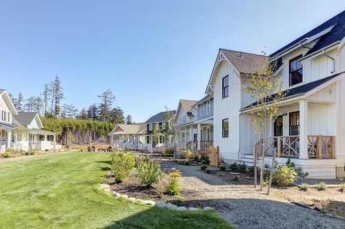 EASY BREEZY Cottage Seabrook WA! Dog friendly w/ Hot Tub