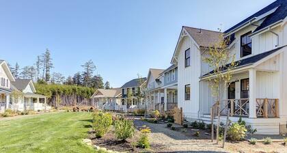 EASY BREEZY Cottage Seabrook WA! Dog friendly w/ Hot Tub