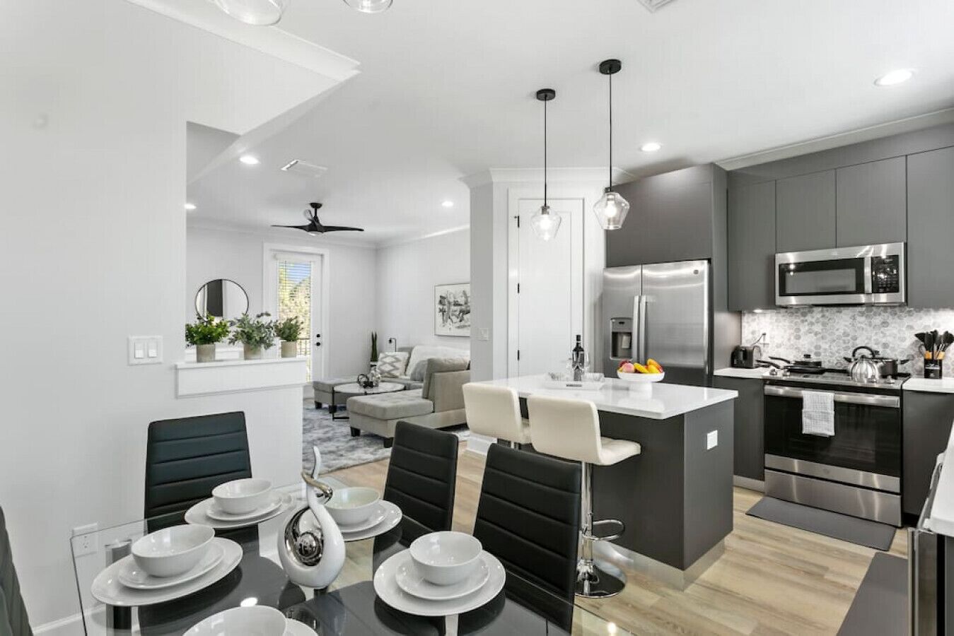 5 star~Modern/Heart of downtown/walk to riverwalk!