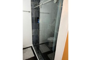 Douche, séchoir à cheveux, serviettes fournies, savon