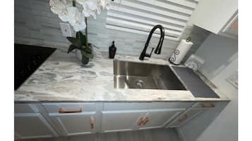Refrigerador, microondas, horno y cafetera y tetera