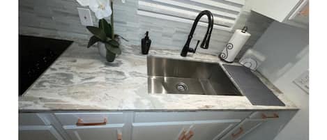 Refrigerador, microondas, horno y cafetera y tetera