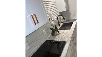 Réfrigérateur, micro-ondes, four, cafetiÚre/bouilloire