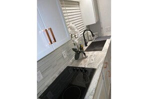 Réfrigérateur, micro-ondes, four, cafetière/bouilloire