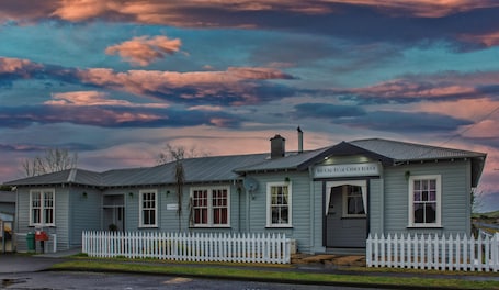 外観. Ruapehu's simple but splendid OWHANGO OLD POST OFFICE's 1-4 Bdr East-Wing