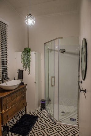 Douche, serviettes fournies, savon, papier toilette