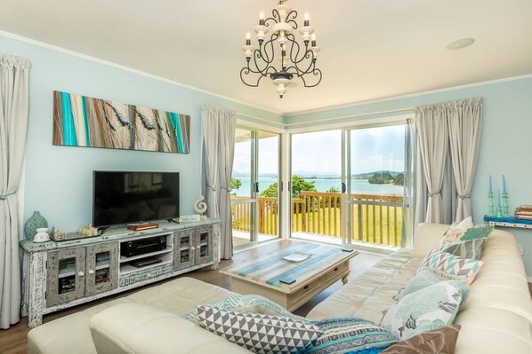 TV - UPSTAIRS APARTMENT at Onepu Moana Retreat with SpaPool (Opononi)