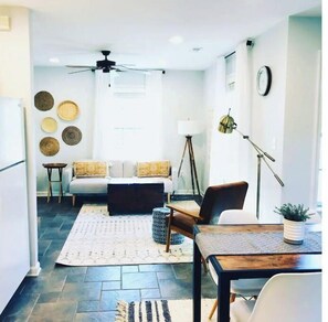 TV, books - 10 Vineyards Within 10 Mi, EV charger & Mini Goats (Charlottesville)