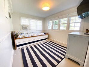 2 Schlafzimmer, Schreibtisch, Bügeleisen/Bügelbrett, Reisekinderbett