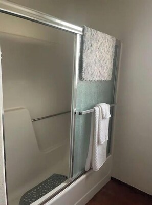 Hair dryer, towels, toilet paper - Beautiful and comfortable two bedroom apartment (Las Cruces)