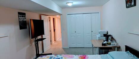 1 bedroom, in-room safe, iron/ironing board, free WiFi
