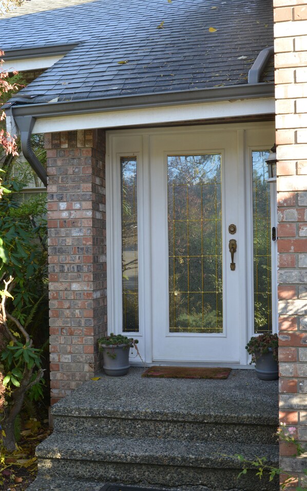 Exterior detail - Quiet and big room in Coquitlam (Coquitlam)