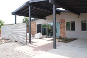 Terrace/patio - Coop: Perfectly Curated Mid-Century (Tucson)