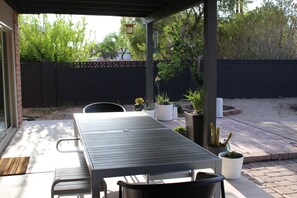 Outdoor dining - Coop: Perfectly Curated Mid-Century (Tucson)