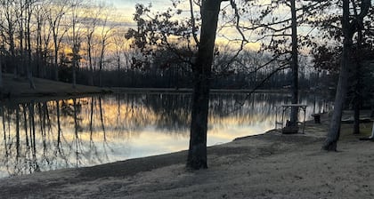 TinyLakeEscape,Hot Tub near Memphis in Fayette County