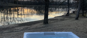 TinyLakeEscape,Hot Tub near Memphis in Fayette County