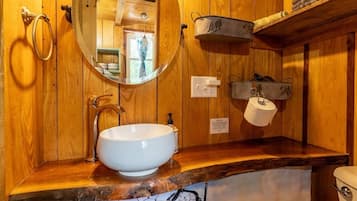 Een douche, een haardroger, een bidet, handdoeken