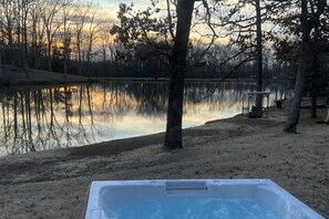 Outdoor spa tub - TinyLakeEscape,Hot Tub near Memphis (Oakland)