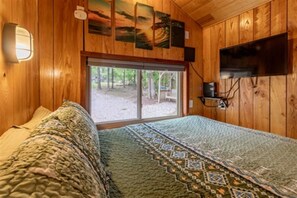 1 bedroom, iron/ironing board, free WiFi, bed sheets - TinyLakeEscape,Hot Tub near Memphis (Oakland)