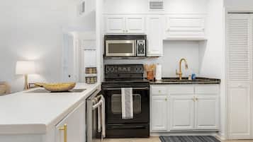 冰箱、微波炉、烤箱、炉灶