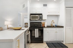 Fridge, microwave, oven, stovetop - Naples 2-BDRM Condo, SuperClean, Patio, Lake Park! (Naples)