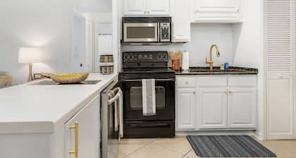 Naples 2-BDRM Condo, SuperClean, Patio, Lake Park!