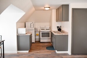 Fridge, microwave, oven, stovetop - Bright, Comfy Space for 3 | Budget-Friendly Stay (Pittsburgh)