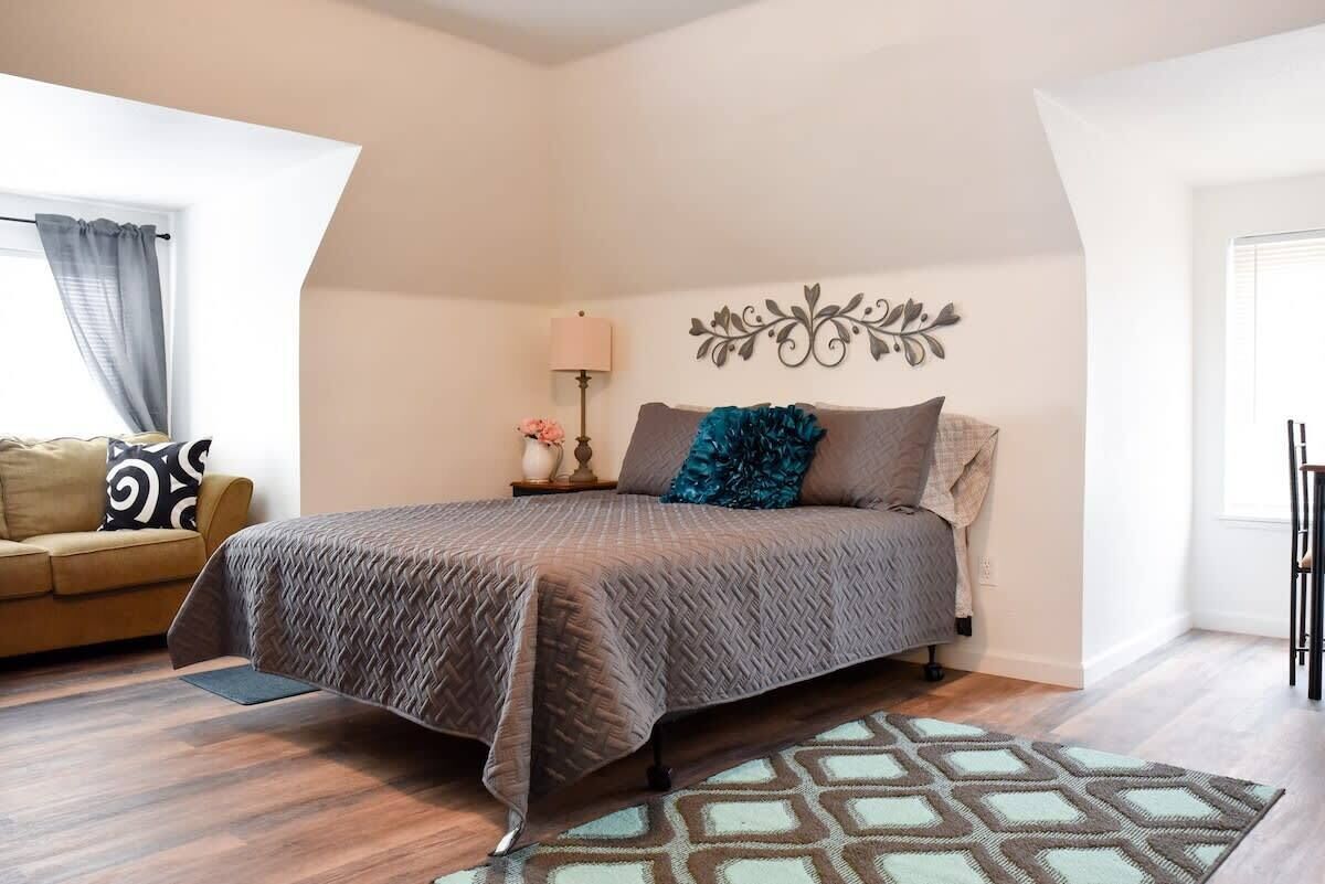 Unwind in a Bright, Comfortable Apartment for 3