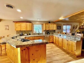 冰箱、微波炉、烤箱、炉灶