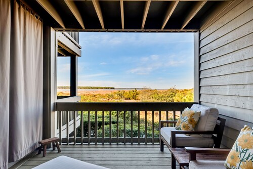 Stunning Beachfront w/ Breathtaking Views! 1BR/2BA; Amenity Access included!