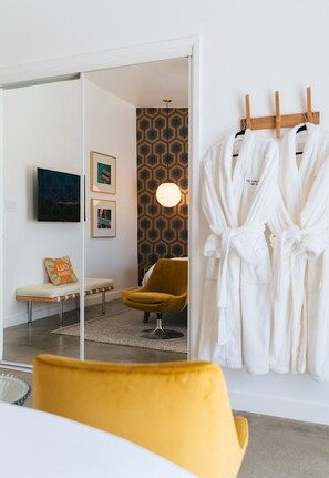 4 slaapkamers, een bureau, een strijkplank/strijkijzer, reisbedje