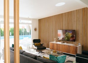 TV connectée, livres, espaces bureaux